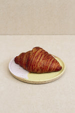 Load image into Gallery viewer, Snack plate - banana &amp; dusty pink
